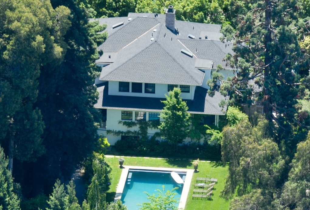 * ZUCKERBERG FINALLY BUYS HIS FIRST HOME Facebook founder Mark Zuckerberg has treated himself to an early birthday present - he's become a first-time homeowner, splashing out on a large property in Palo Alto, California. † The internet mogul rented a modest home in Silicon Valley in 2004 after his years at Harvard, and continued to live a frugal life there as his bank balance grew. † But he is finally putting his billions to good use ahead of his 27th birthday on 14 May (11), and recently decided to upgrade his living quarters with a new house in Palo Alto, just a 10-minute drive away from Facebook's new offices in Menlo Park. † Reports suggest the new home cost Zuckerberg around $7 million (£4.38 million) - a tiny expense considering his personal wealth is currently estimated at $13.5 billion. (MT/WNWC) STRICTLY NO INTERNET USE **Exclusive Allrounder** Aerial the new home of Facebook founder Mark Zuckerberg Palo Alto, California - 2011 Credit: Nick Stern/WENN.com